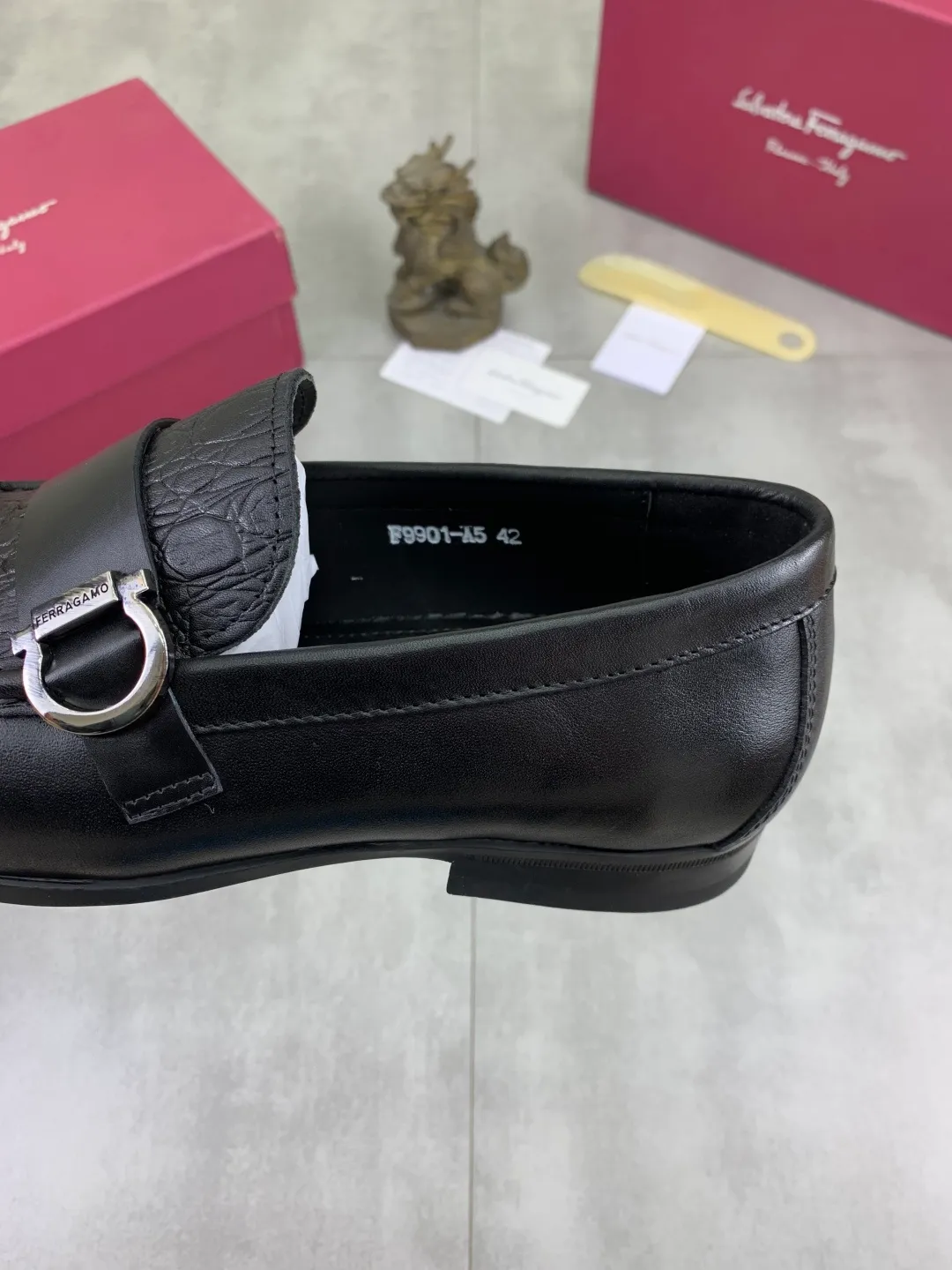 Men's Men's Shoes 💰P460💰[New Style] Water-dyed Niuli 🆘[Salvatore Ferragamo] Ferragamo's latest casual business leather shoes for men! Listed simultaneously! The fabric is made of specially imported original calfskin, and the interior is made of imported water-dyed cowhide. It is absolutely luxurious and leads the fashion trend. Matching code: 38-45; black or brown available